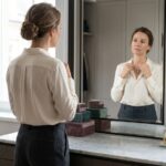 Femme élégante portant un collier en diamant dans un dressing moderne